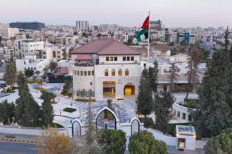 تأخير بدء ساعات الدَّوام الرَّسمي خلال الأيام التي تقام فيها مباريات المنتخب الوطني في بطولة كأس العالم إلى السَّاعة العاشرة صباحاً