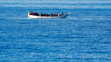 غرق قارب مهاجرين قبالة ماليزيا وفقدان 14 شخصاً