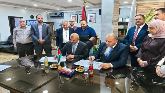 توقيع اتفاقية لتطبيق أنظمة نقل ذكية لخدمة حافلات الجامعات في الأردن