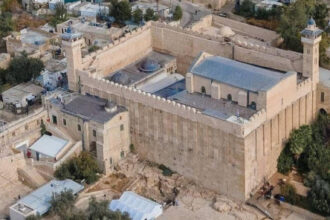 الأوقاف الفلسطينية تدين رفع العلم الإسرائيلي داخل الحرم الإبراهيمي