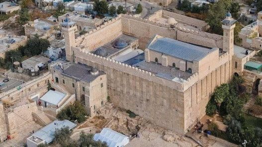 الأوقاف الفلسطينية تدين رفع العلم الإسرائيلي داخل الحرم الإبراهيمي