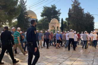 عشرات المستوطنين يقتحمون المسجد الأقصى بحماية شرطة الاحتلال