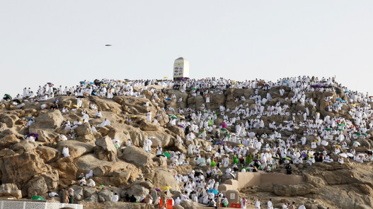 السعودية تدعو الحجاج للبقاء في المخيمات بعرفات حتى الرابعة عصراً