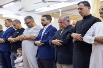 الملك وولي العهد يؤديان صلاة عيد الأضحى في العقبة