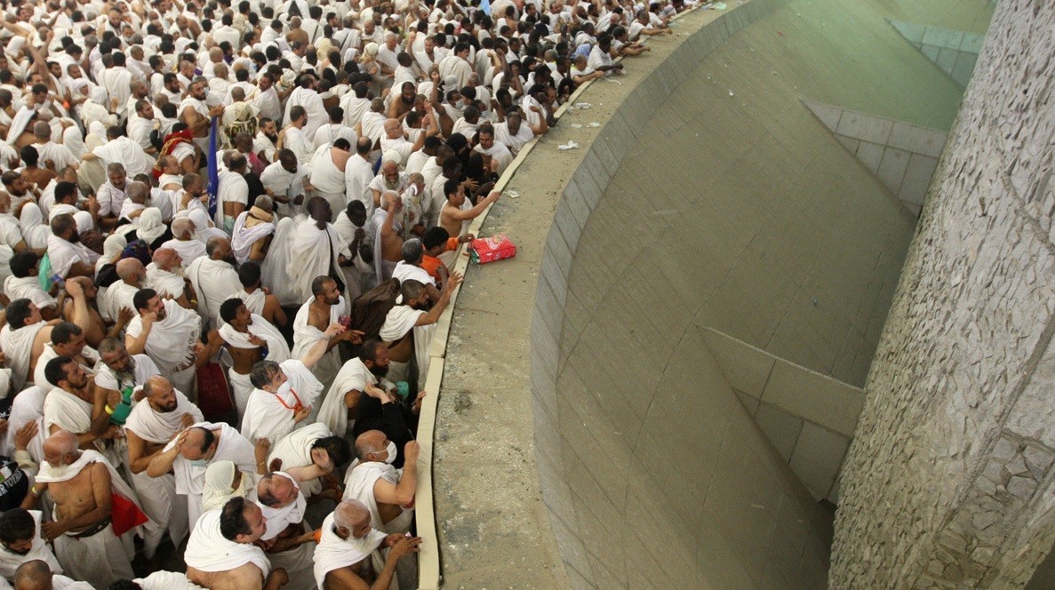 حجاج بيت الله الحرام يبدؤون رمي جمرة العقبة بانسيابية في منى