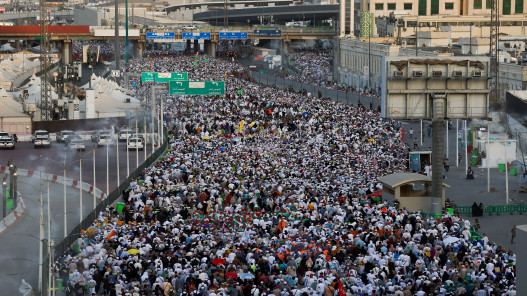 آلاف الحجاج يغادرون مكة بعد إتمام المناسك وسط حرارة مرتفعة