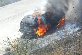 احتراق مركبة بالكامل إثر حريق في أرض فارغة بجبل عمان دون إصابات (صور وفيديوهات)