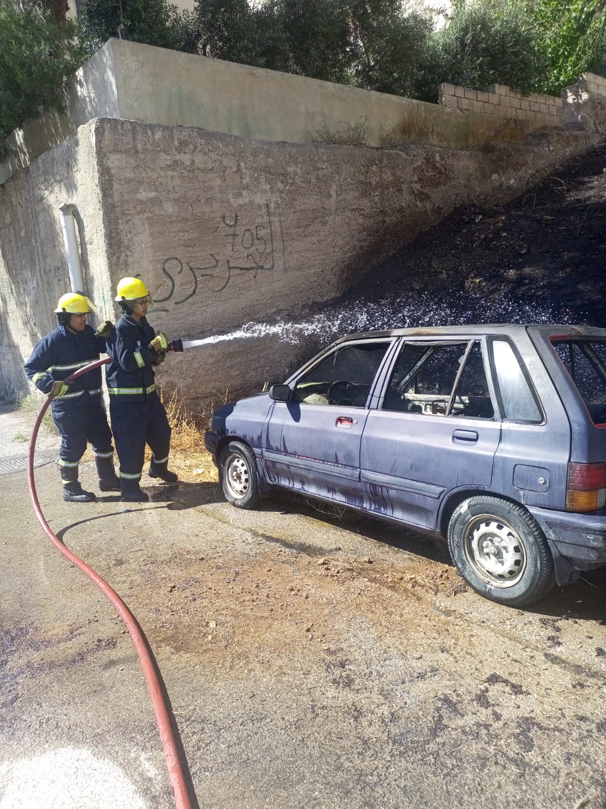 احتراق مركبة بالكامل إثر حريق في أرض فارغة بجبل عمان دون إصابات (صور وفيديوهات)