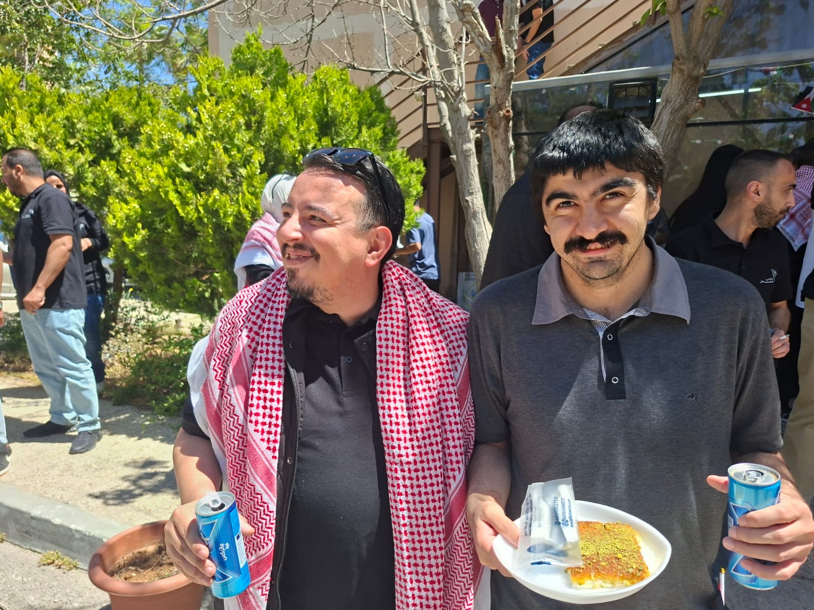 موظفو الأسواق الحرة الأردنية يحتفلون بعيد الاستقلال الـ80