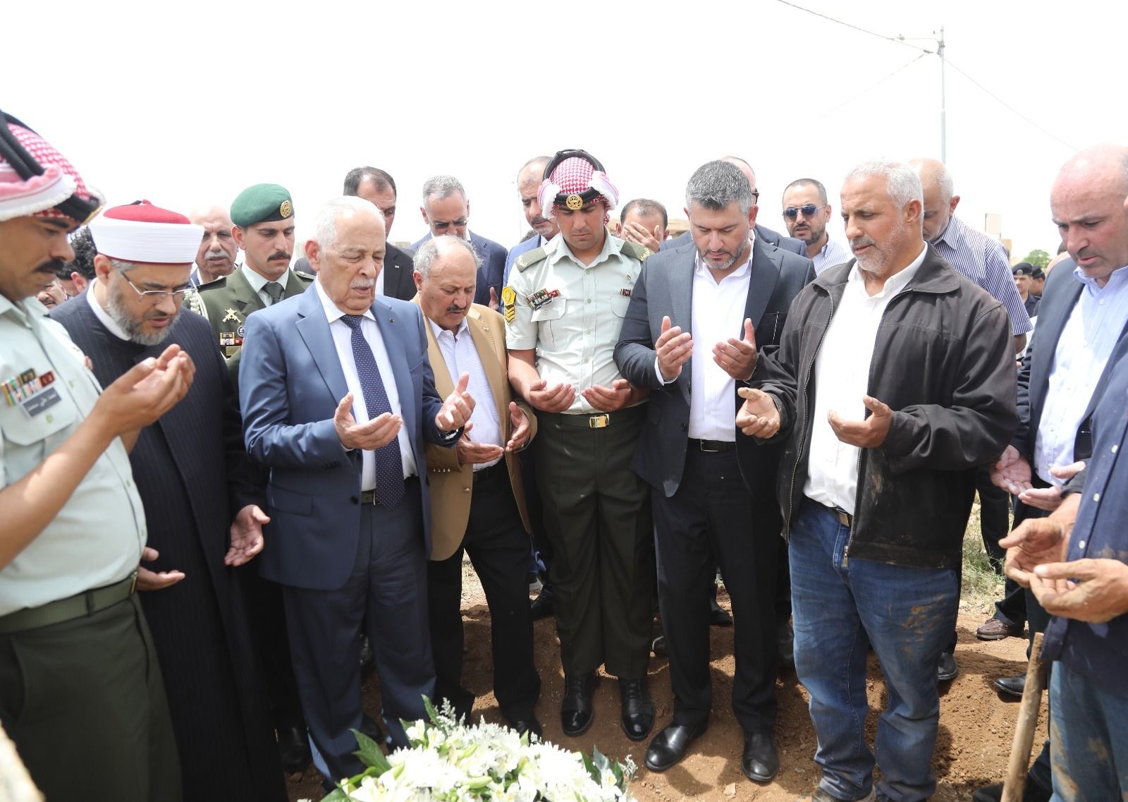 *مندوبا عن الملك وولي العهد.. العيسوي يشارك في تشييع جثمان الوزير والعين الأسبق مازن الساكت*
