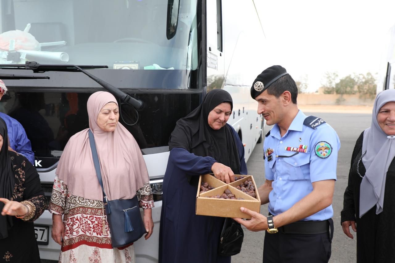 صورة حول : مركز حدود العمري يسهل عبور حجاج بيت الله الحرام مركز حدود العمري يسهل عبور حجاج بيت الله الحرام