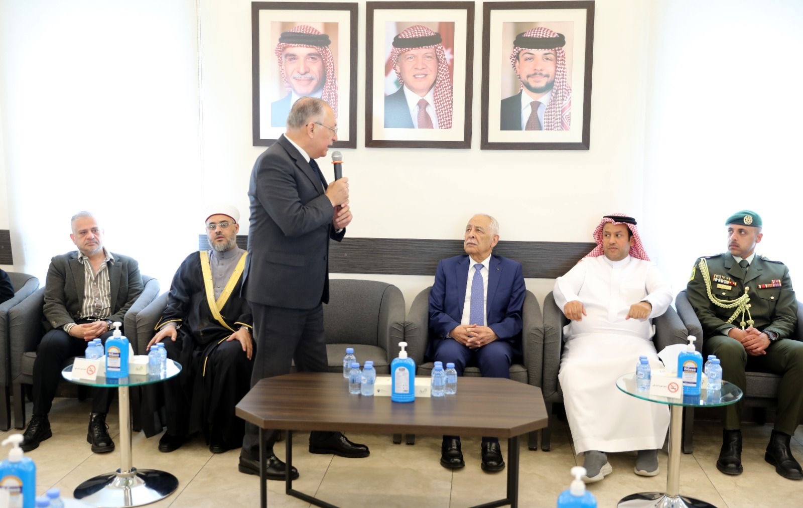 مندوبا عن الملك وولي العهد.. العيسوي يعزي عشيرة حجازي