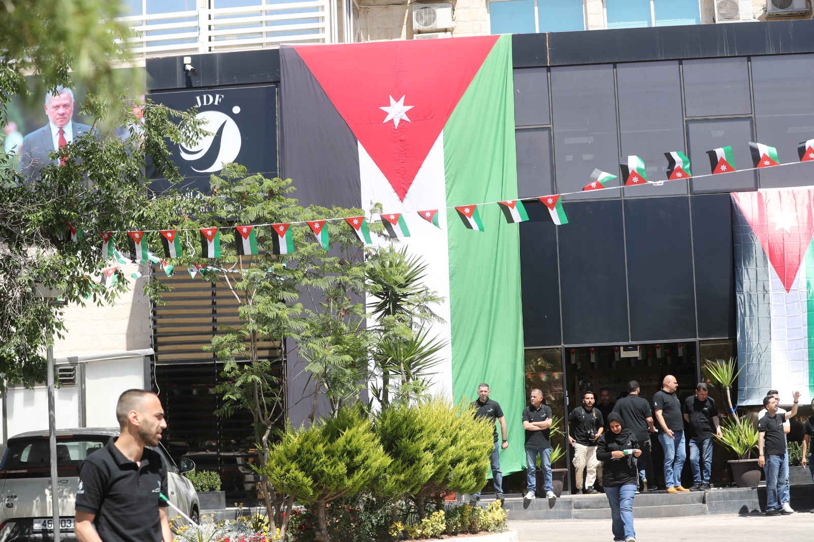 موظفو الأسواق الحرة الأردنية يحتفلون بعيد الاستقلال الـ80