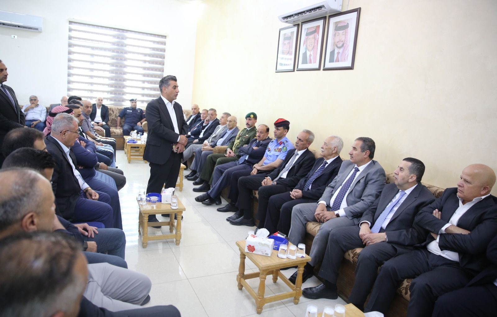 صورة حول : مندوبا عن الملك وولي العهد... العيسوي يعزي الدويري والخصاونة والمقابلة وبوران مندوبا عن الملك وولي العهد... العيسوي يعزي الدويري والخصاونة والمقابلة وبوران