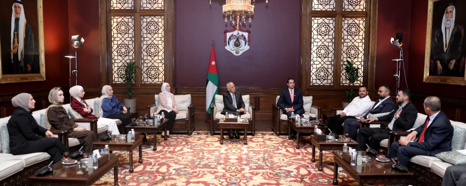 صورة حول : رئيس الديوان الملكي يلتقي وفدا من مبادرة "الانتماء والولاء لقيادتنا الهاشمية" رئيس الديوان الملكي يلتقي وفدا من مبادرة "الانتماء والولاء لقيادتنا الهاشمية"