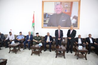مندوبا عن الملك وولي العهد.. العيسوي يعزي عشيرة الخضير