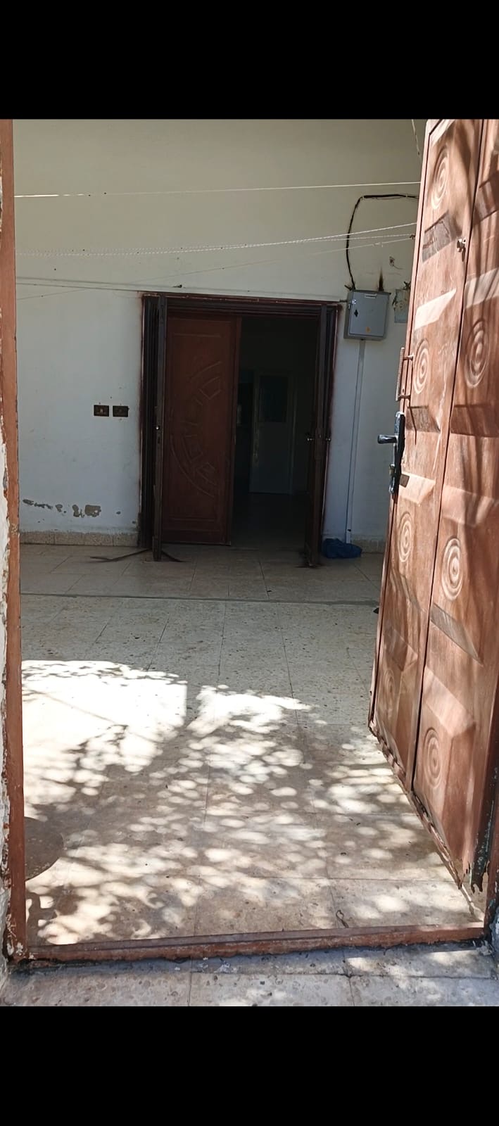 بين أربعه جدران خاليه .... أم يوسف تصارع قسوة الحياة وتنتظر يد العون