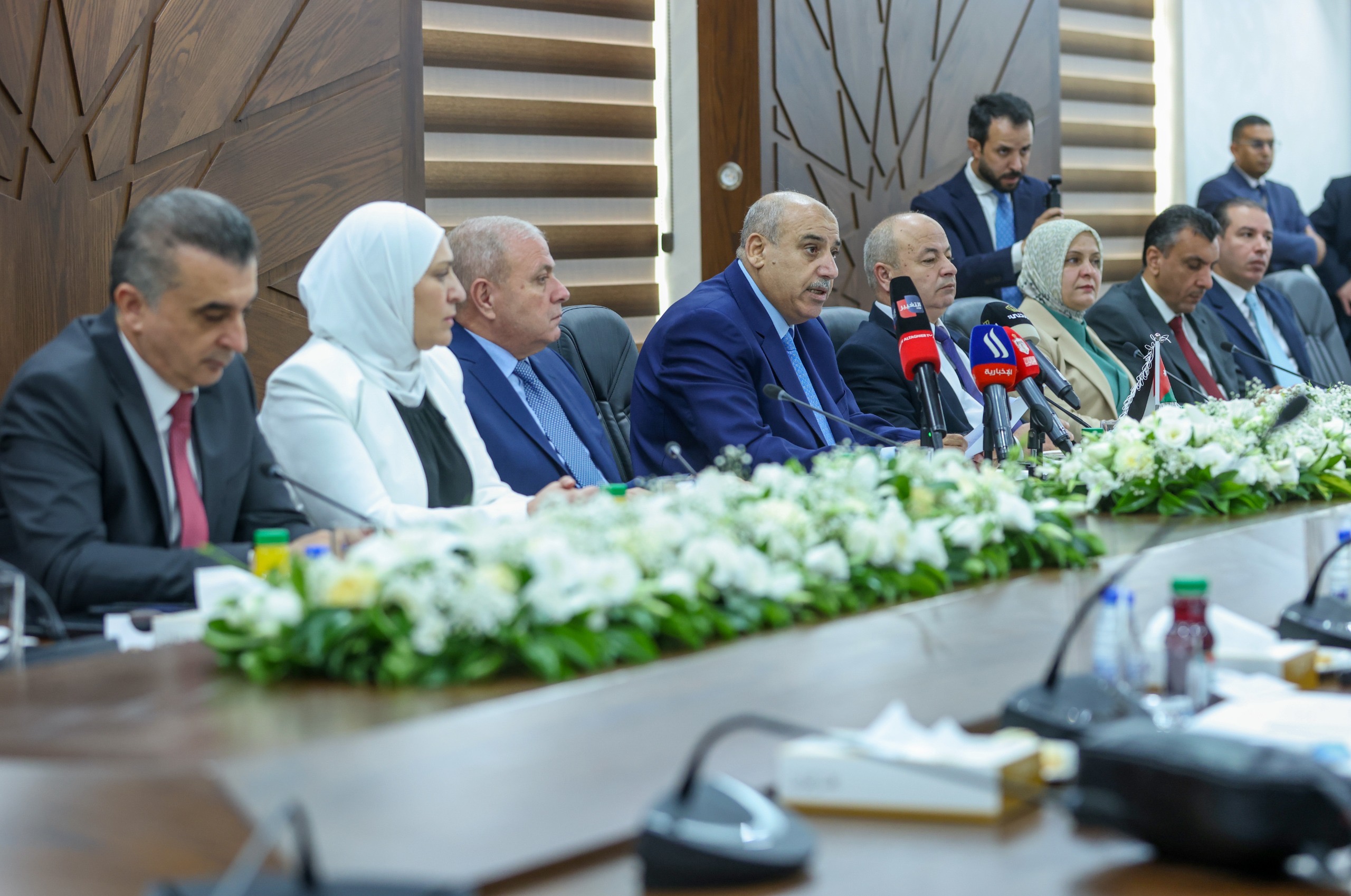 صورة حول : القاضي والحلبوسي يؤكدان عمق العلاقات الأردنية العراقية والحرص على تطويرها في المجالات كافة القاضي والحلبوسي يؤكدان عمق العلاقات الأردنية العراقية والحرص على تطويرها في المجالات كافة