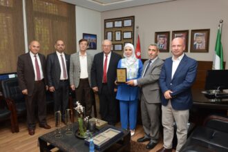 جامعة البترا تكرم الخريجة مها الخراز لتميزها الأكاديمي والتربوي