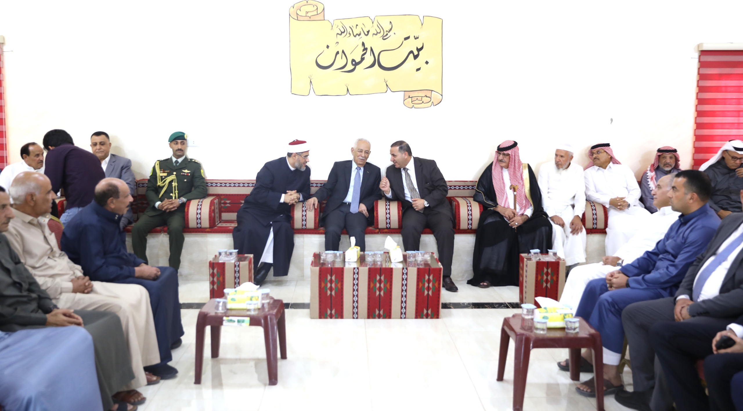 صورة حول : مندوبا عن الملك وولي العهد.. العيسوي يعزي العدوان واللوزي ومنكو والبدارين وخواجا مندوبا عن الملك وولي العهد.. العيسوي يعزي العدوان واللوزي ومنكو والبدارين وخواجا