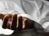 مصرع رجل دهسته شاحنة بطريقة صادمة (فيديو)