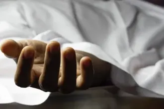 مصرع رجل دهسته شاحنة بطريقة صادمة (فيديو)