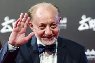 أحد عمالقة الفن المصري.. وفاة عبد العزيز مخيون عن 80 عاما