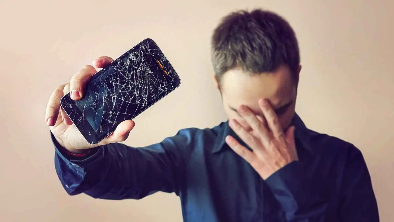وداعاً لـ"كابوس الكسر".. كيف تستعيد ملفاتك الثمينة من هاتف معطل؟