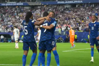 مبابي يقود منتخب فرنسا لإحباط العراق والتأهل إلى دور الـ 32 بكأس العالم (فيديو)
