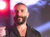 في بث مباشر.. أحمد سعد يحلق شعره "استرضاء" للجمهور (فيديو)