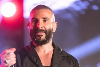 في بث مباشر.. أحمد سعد يحلق شعره "استرضاء" للجمهور (فيديو)