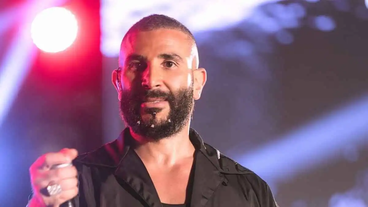 صورة حول : في بث مباشر.. أحمد سعد يحلق شعره "استرضاء" للجمهور (فيديو) في بث مباشر.. أحمد سعد يحلق شعره "استرضاء" للجمهور (فيديو)
