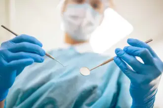 ضرب وصراخ .. تصاعد أزمة "الاعتداء" على طبيبة مصرية (فيديو)