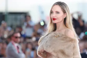 أنجلينا جولي تجسد معاناتها الشخصية مع السرطان في فيلم جديد