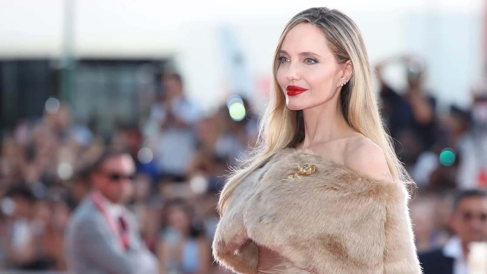صورة حول : أنجلينا جولي تجسد معاناتها الشخصية مع السرطان في فيلم جديد أنجلينا جولي تجسد معاناتها الشخصية مع السرطان في فيلم جديد
