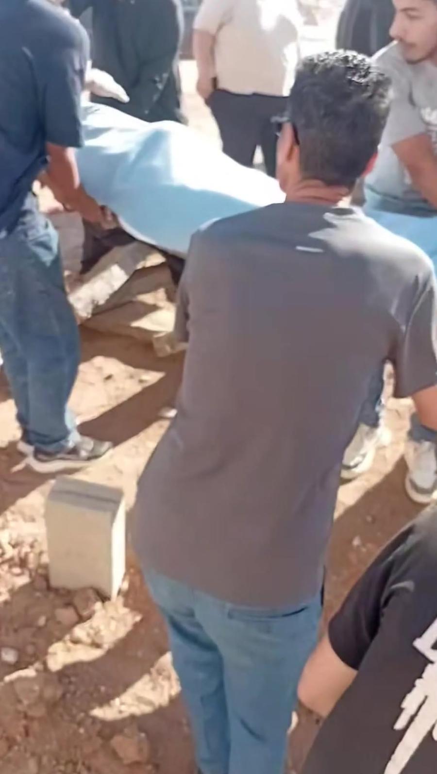 صورة حول : موقف إنساني مؤثر في مقبرة سحاب ( تفاصيل - صور) موقف إنساني مؤثر في مقبرة سحاب ( تفاصيل - صور)
