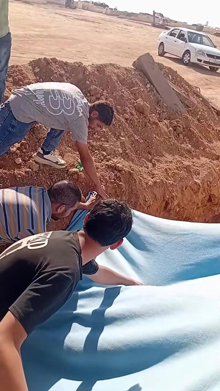 موقف إنساني مؤثر في مقبرة سحاب ( تفاصيل - صور)