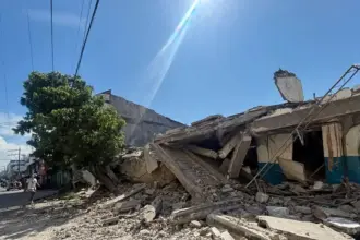جدة شجاعة تنقذ حفيدها من الزلزال المدمر في الفلبين (فيديو)