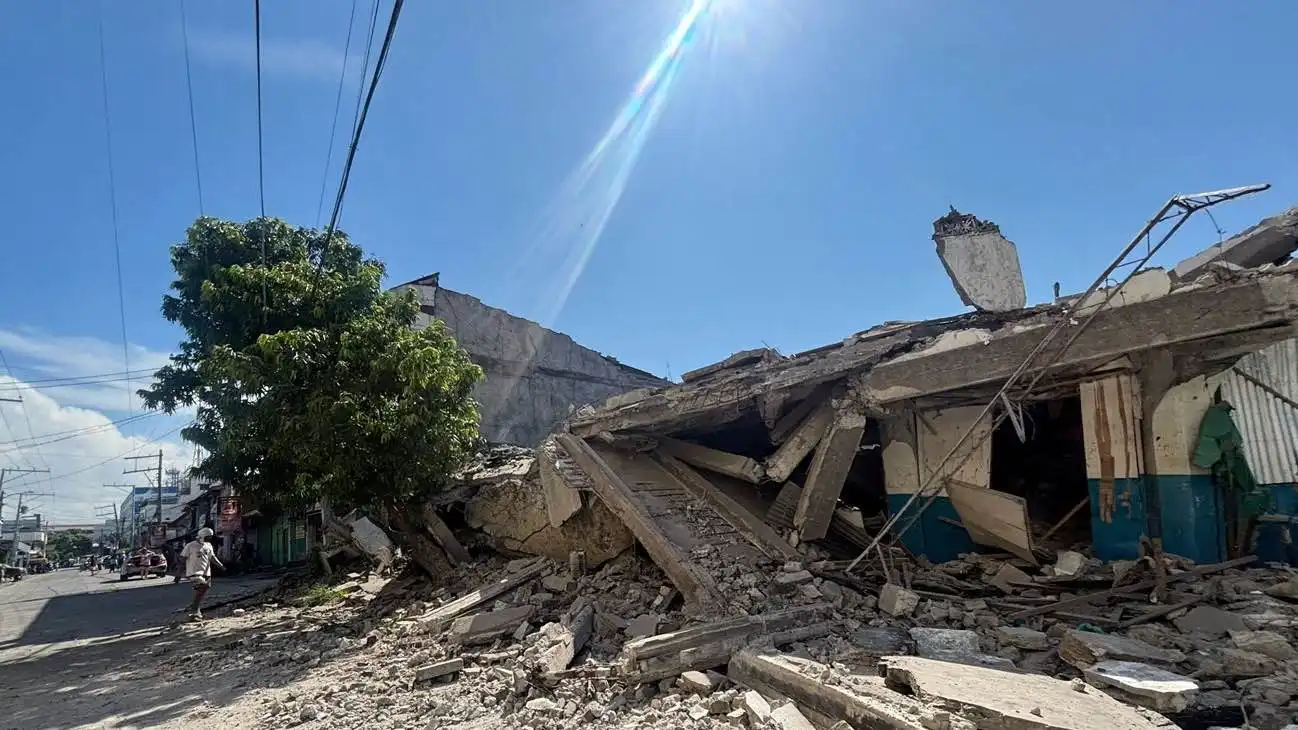 صورة حول : جدة شجاعة تنقذ حفيدها من الزلزال المدمر في الفلبين (فيديو) جدة شجاعة تنقذ حفيدها من الزلزال المدمر في الفلبين (فيديو)