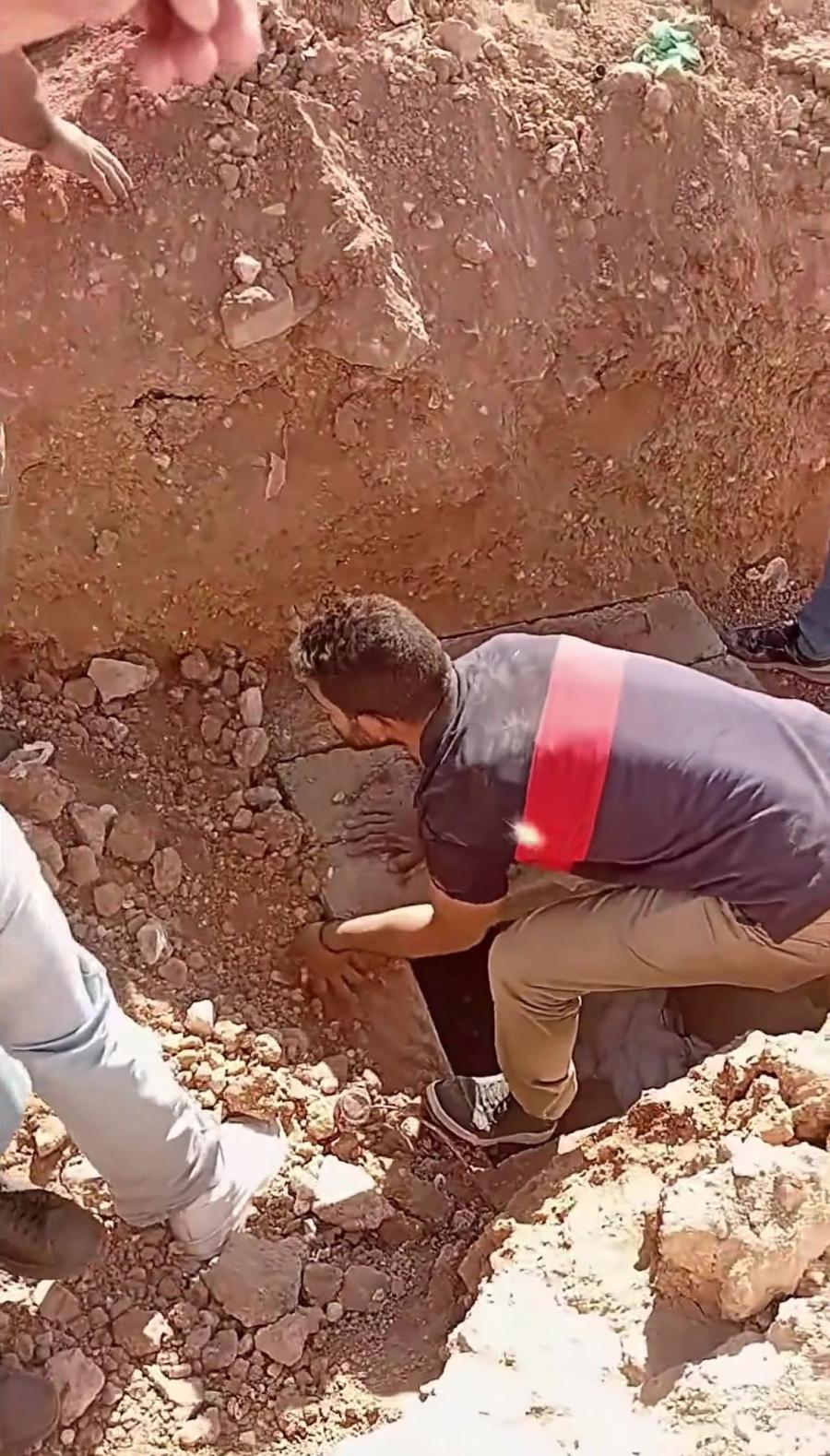 موقف إنساني مؤثر في مقبرة سحاب ( تفاصيل - صور)