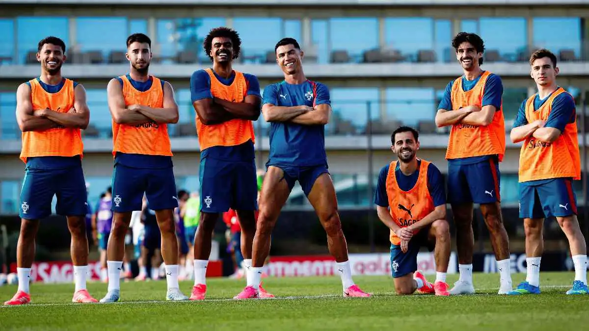 صورة حول : لاعبات البرتغال يتسابقن لالتقاط الصور مع كريستيانو رونالدو (فيديو) لاعبات البرتغال يتسابقن لالتقاط الصور مع كريستيانو رونالدو (فيديو)