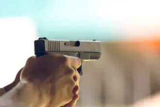 قتله على الفور.. شرطي متقاعد يطبق قواعد الاشتباك مع نجله (فيديو)