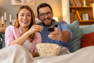 ليست الهدايا.. "سر بسيط" قد يعزز العلاقة بين الأزواج