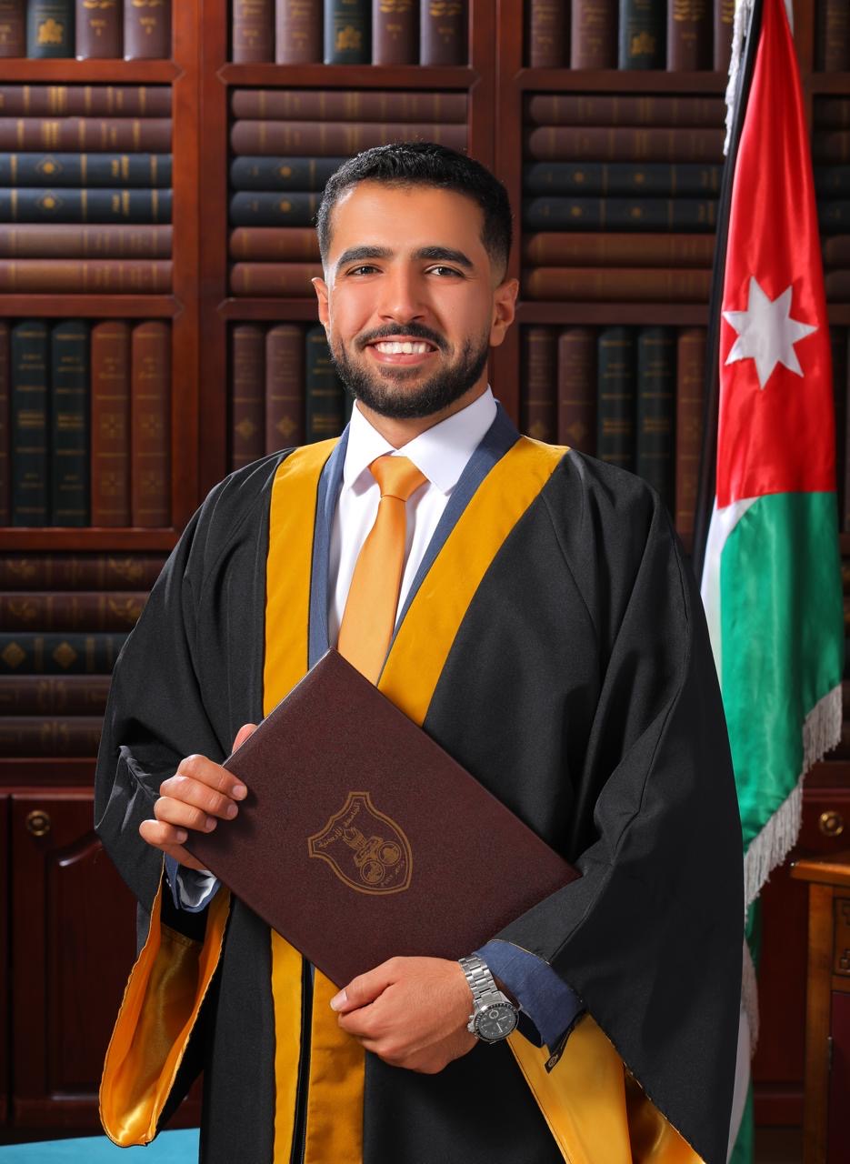 حمزة المرايات يبارك تخرج نجله ايهم