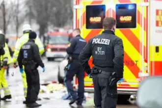 ألمانيا.. مسلح يصيب شرطياً ويتحصن داخل شقة مع أطفاله الثلاثة