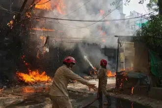 حريق هائل يودي بحياة 21 شخصًا داخل فندق في نيودلهي (فيديو)