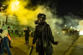 شرطي يسرق صحفية "مصابة" خلال تغطية توترات خارج سجن أمريكي