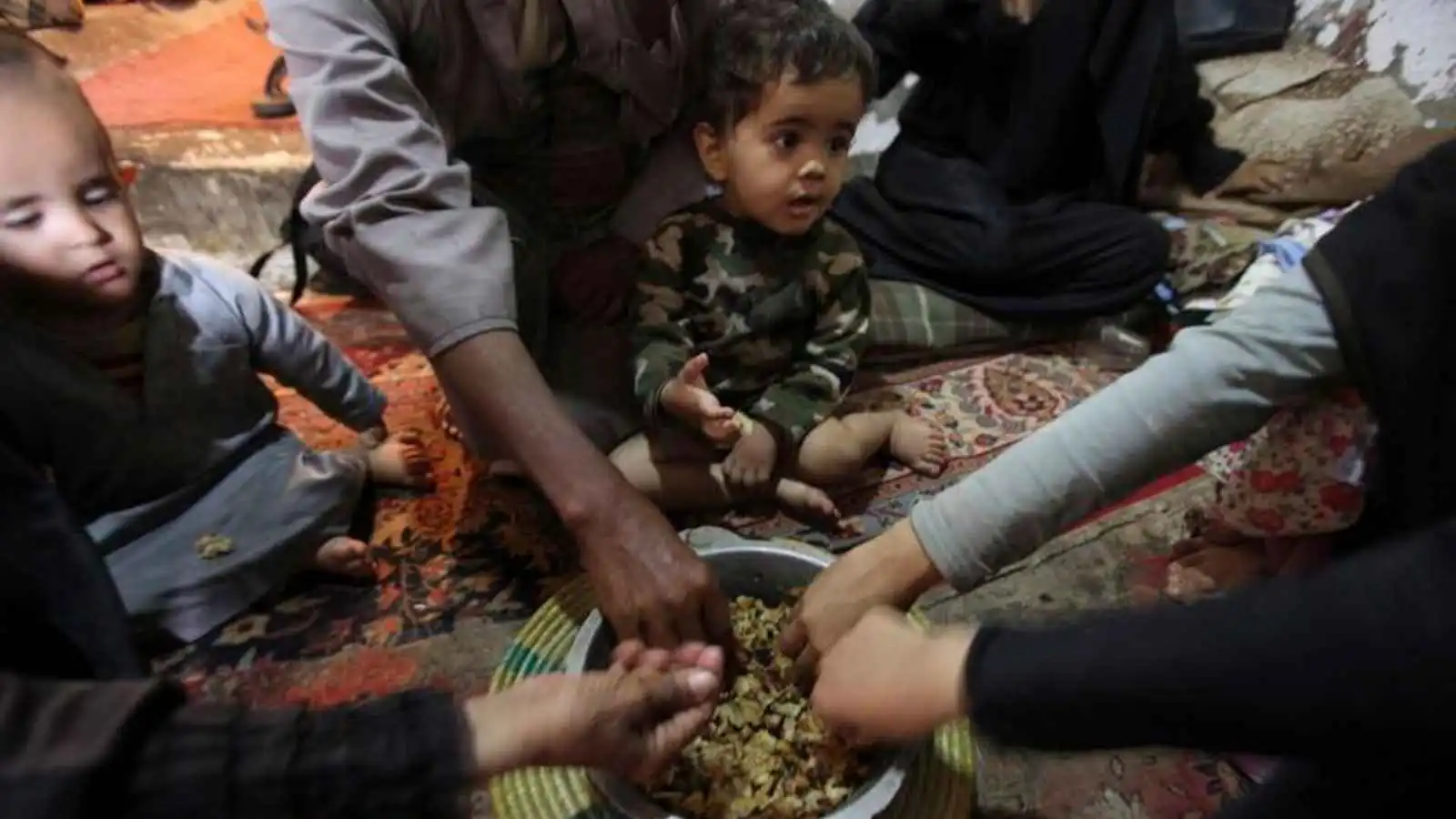 صورة حول : وفاة نازحة يمنية من الجوع بعد أسابيع من رحيل زوجها وفاة نازحة يمنية من الجوع بعد أسابيع من رحيل زوجها