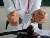 توقيف طبيبة بعد العثور على رفات 32 جنينًا في حديقة منزلها