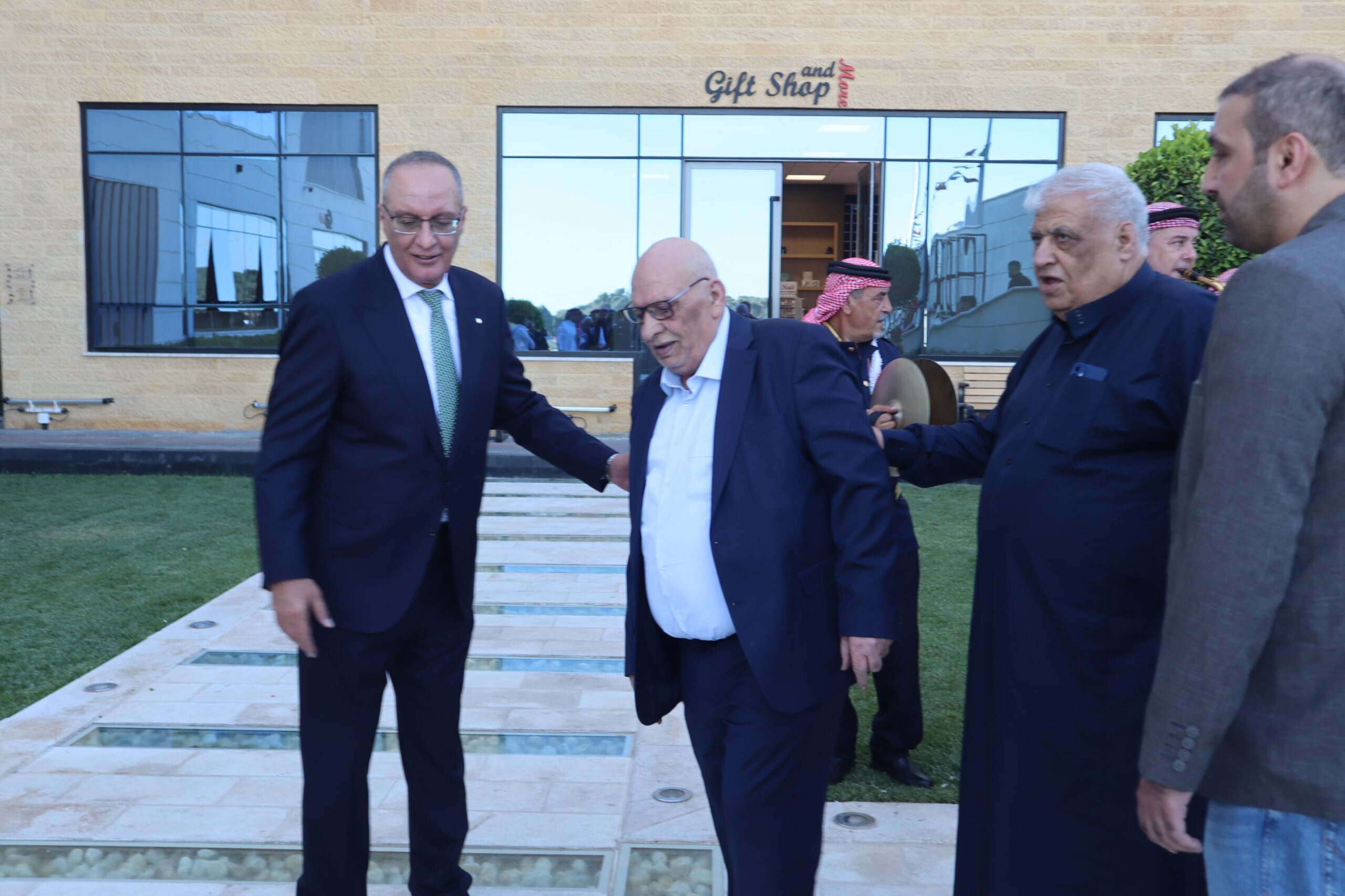 الدكتور محمد المعاقبة يولم بمناسبة زفاف نجله الدبلوماسي "قيس"
